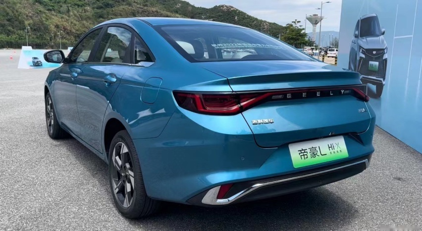 实拍帝豪L雷神Hi·X，零百仅6.9s，亏电油耗3.8L，混动家轿新选