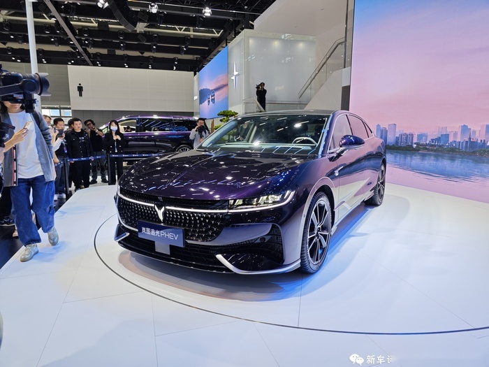 2023广州车展:空悬+四座按摩,岚图追光PHEV预售26.69万起
