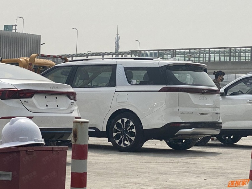 同步海外版设计，率先更换新标，国产起亚嘉华实车曝光