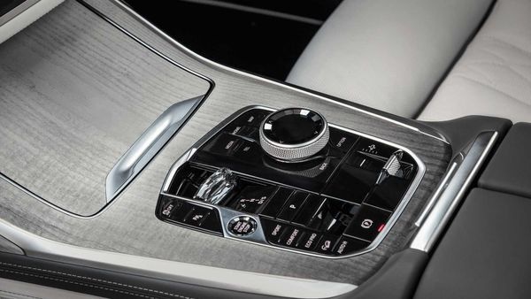 48V轻油电上身，宝马旗舰豪华SUV X7小改款亮相