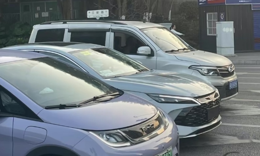 比亚迪秦L现身街头，长超4米8+5.0车机，油耗3.8L+双独悬