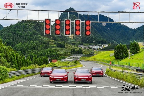 我把比亚迪汉开上了赛道，然后……