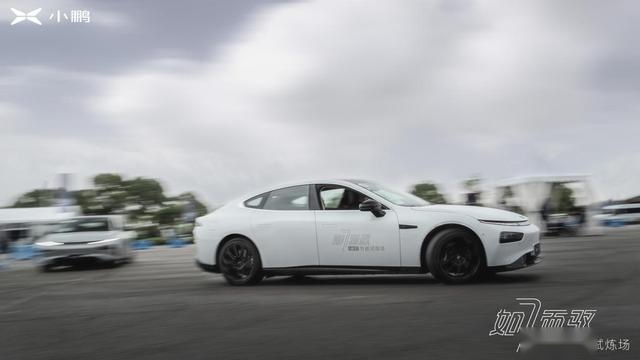 试驾｜4.3秒破百，智能轿跑小鹏P7单挑特斯拉Model S