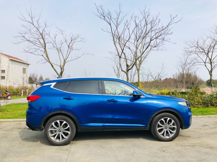 一辆把性价比融入到豪华感里的车，WEY VV6
