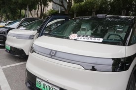 极氪送考公益车队，是考生接送车，更是移动休息室