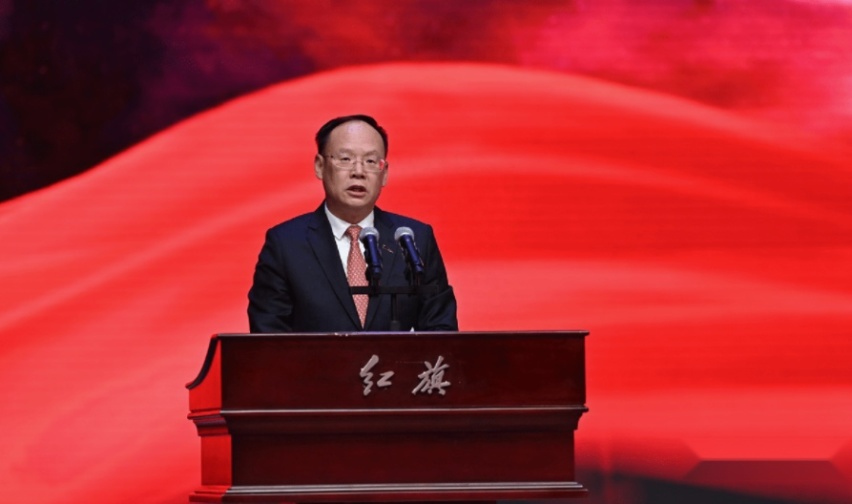 红旗插进泥土里，一汽走入星辰大海中