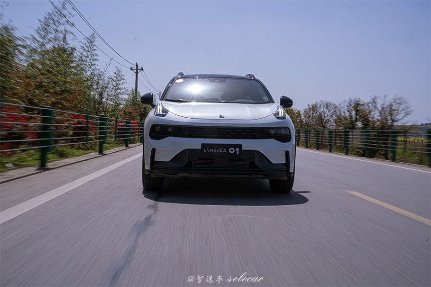 2.0T+8AT，全系标配12.7英寸大屏，试驾全新领克01