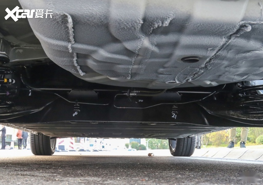 底盘方面,es500采用了前麦弗逊后扭力梁的悬挂结构.