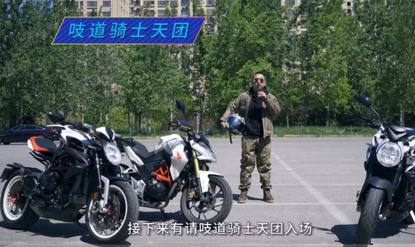 大佬买豪车如买菜，一天内竟提两辆百万级奔驰