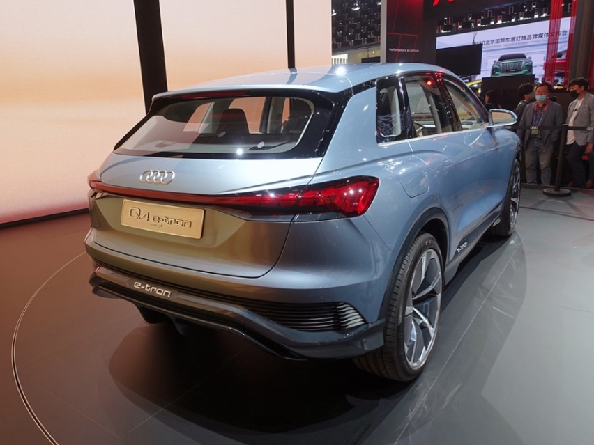 北京车展：定位在Q5和Q3之间，实拍奥迪Q4 e-tron