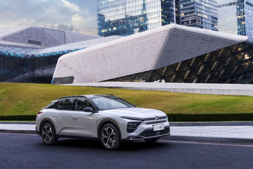 凡尔赛C5 X获英国“最佳大型家用车”奖，并入围“全球最佳车型”等评选