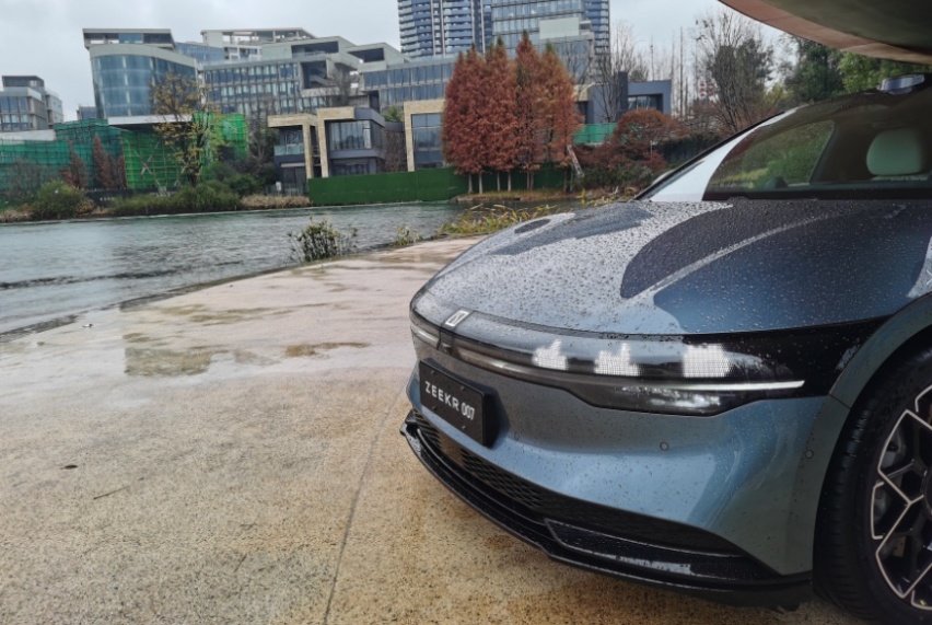 试驾极氪007：风格异于Model 3，百公里电耗22.7kWh
