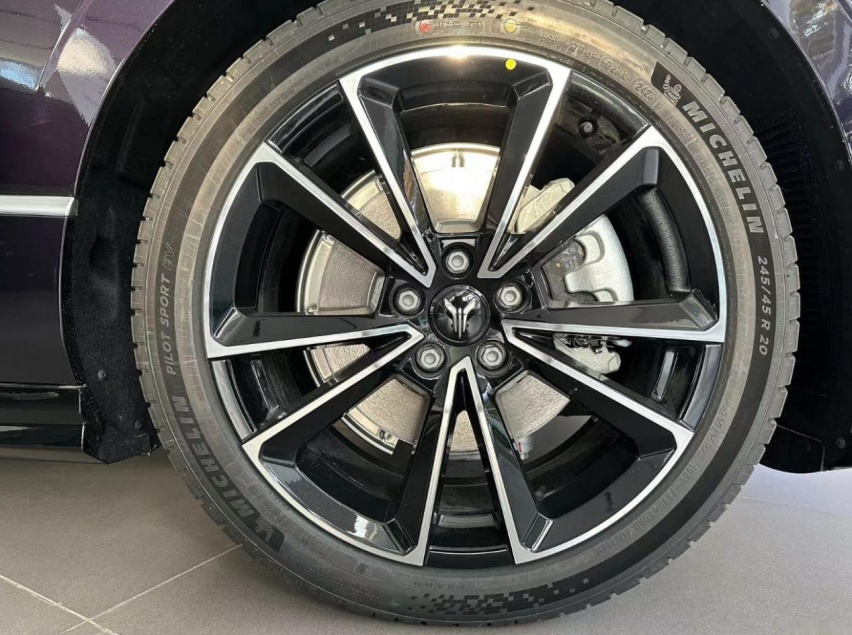 2024款岚图追光PHEV，可预判路况的魔毯悬挂，双电机+1.5T