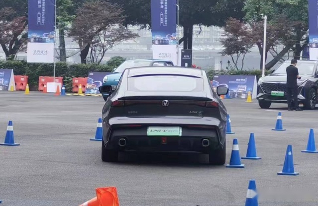 试驾UNI-V智电iDD：比起加速，稳定、精准动态表现更优
