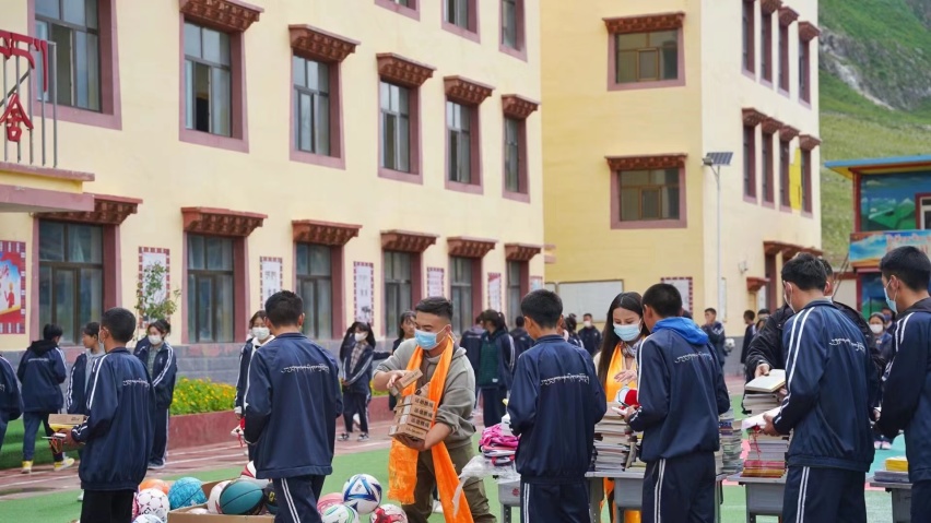 悍行青藏之巅│走进玉树利民职业学校，爱心助学情暖人心