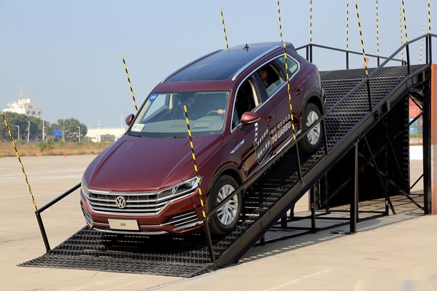 为什么是最具性价比豪华SUV？试驾全新大众途锐