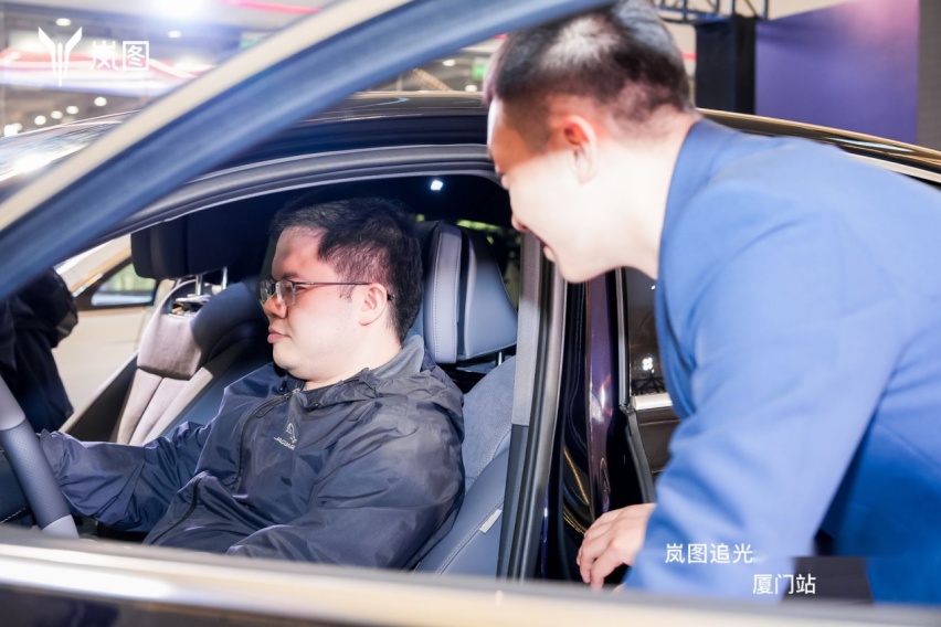 中大型插混轿车品质之选，岚图追光PHEV登临鹭岛厦门
