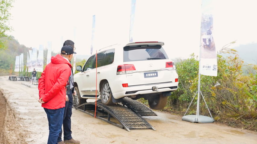 20-200w的越野SUV 性能PK：驼峰桥&交叉轴测试，牧马人排最后