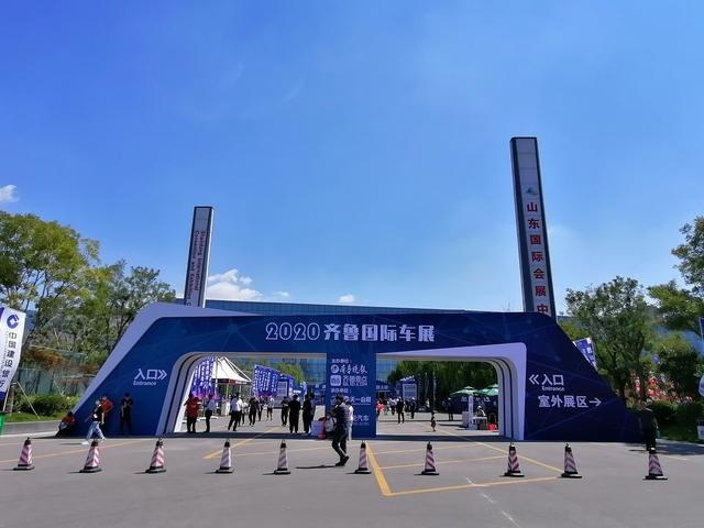 齐鲁国际车展火爆开幕，大衣哥朱之文来逛车展了