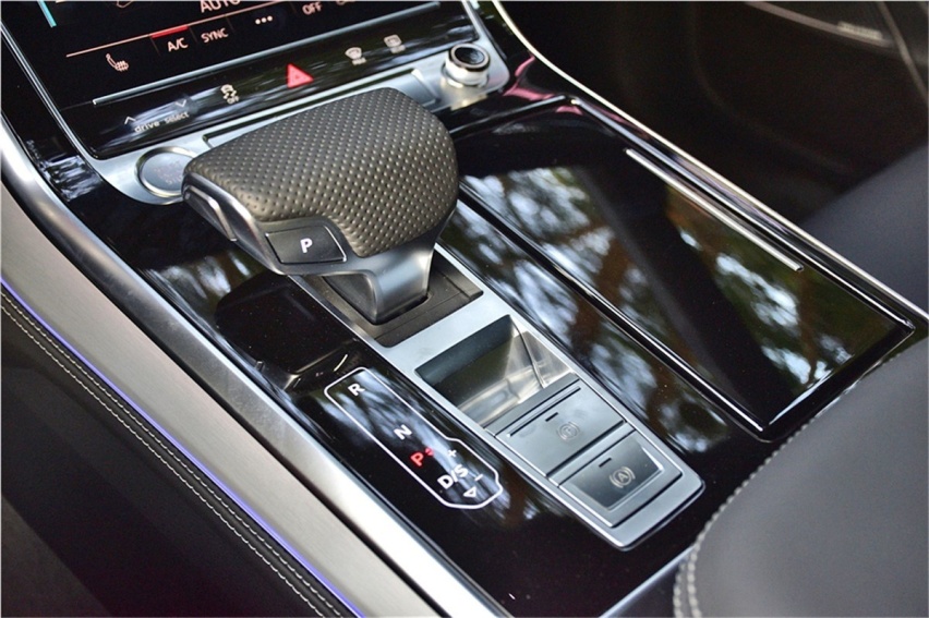百万级Coupe SUV实拍对比 宝马X6和奥迪Q8谁更香？