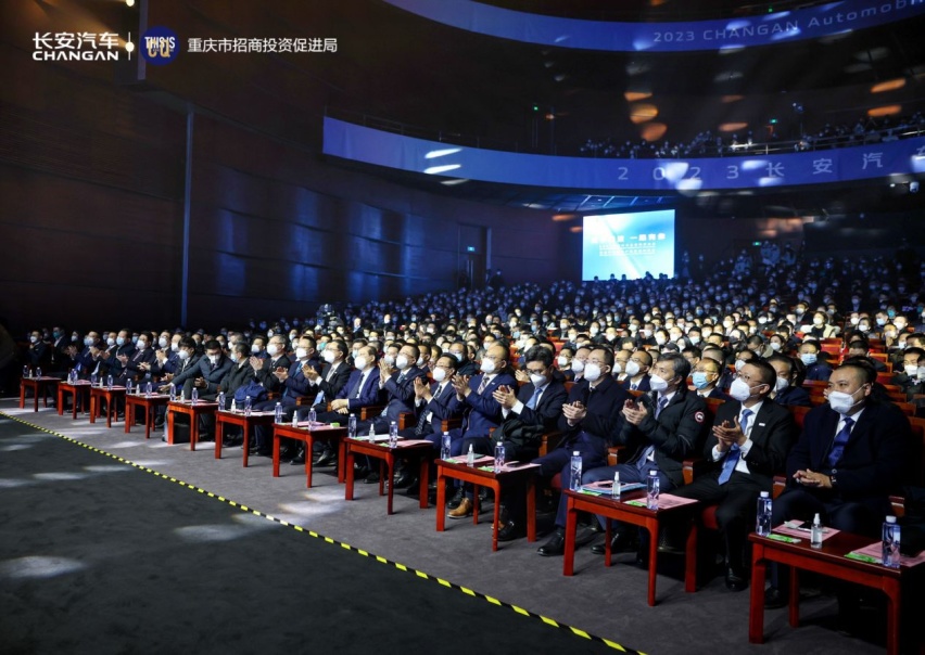 长安汽车发布长安智电iDD技术，三款焕新电混车型亮相