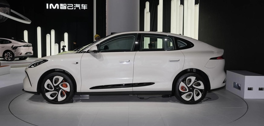 2023成都车展丨快充电压875V 智己LS6预售价23万元起