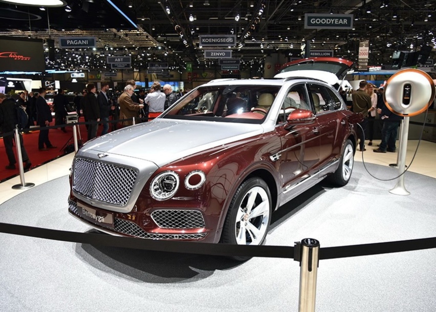 首款宾利的新能源车，3.0T V6加插电混动，219.7万的