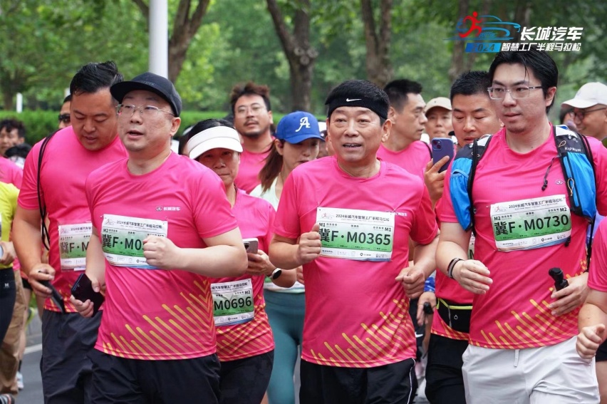 魏牌高山与灵魂摩托领航 2024长城汽车智慧工厂半程马拉松人气爆满