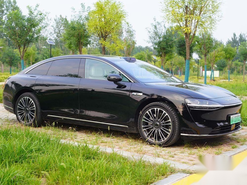 享界S9对比宝马i7，同样都是豪华纯电轿车，两款车到底有何不同？