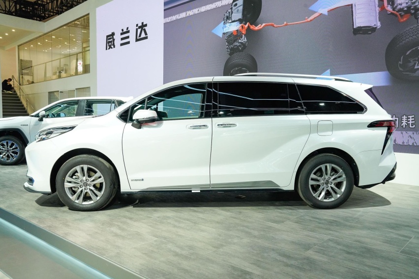 广汽丰田赛那正式上市，百公里油耗5.3L，起售价30.98万