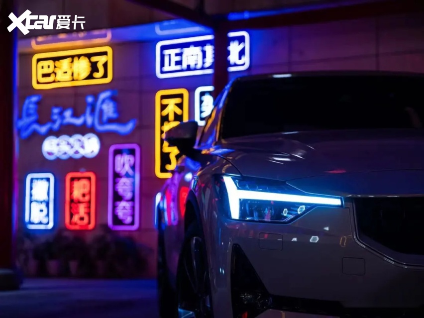 回头率嫩个高、动力霸道惨了，极星2夜跑雾都嘿巴适