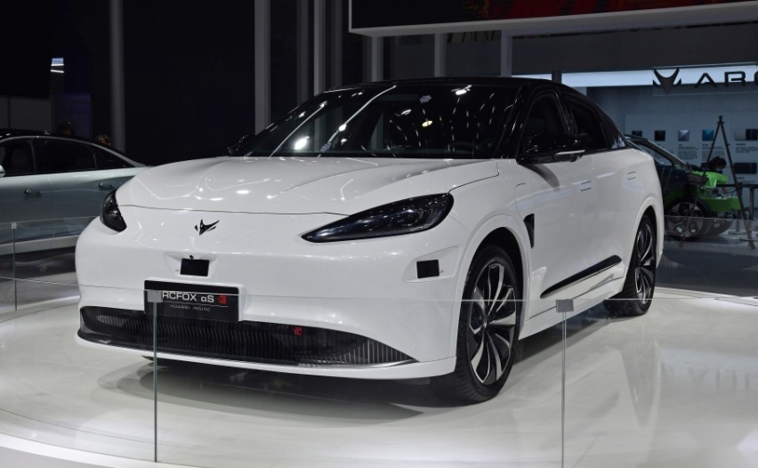 华为余承东评智界S7，称：技术比BBA强很多，那阿维塔12不强吗？