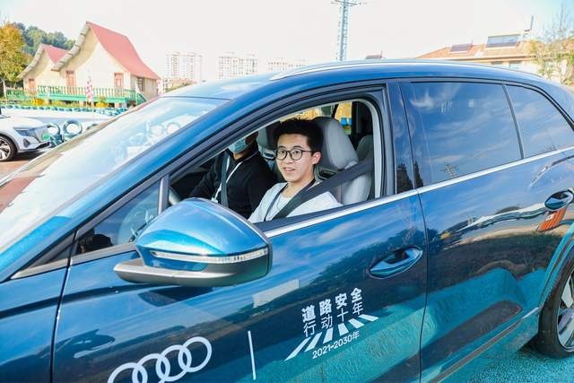 益行西南 绿创未来 上汽奥迪Q5 e-tron西南公益行启动
