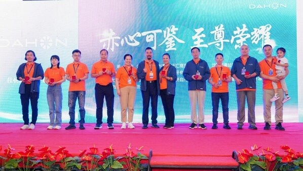 韩博士为代理商颁发纪念金币
