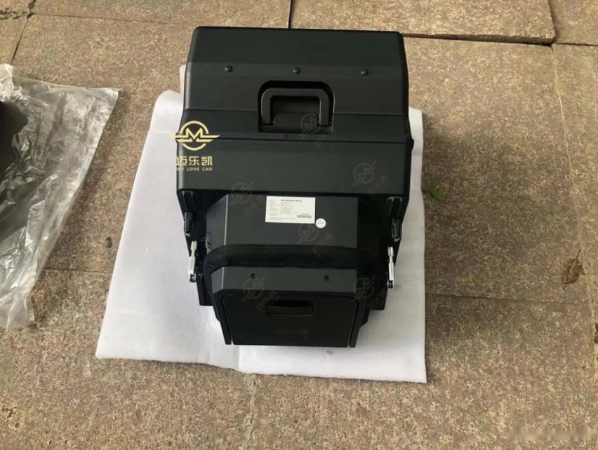 一百多万的车冰箱长什么样？21款迈巴赫S480改原厂车载冰箱