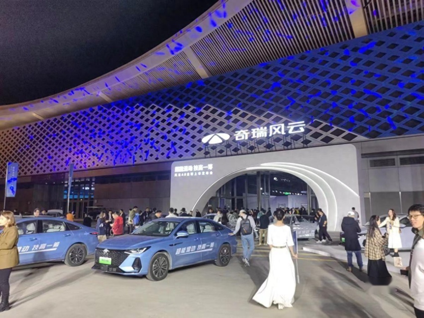 奇瑞风云A8续航超1400km，售价11.99万起，标配1.5T插混！