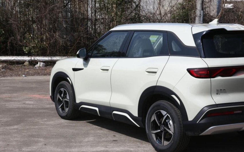 2024款比亚迪元UP，小型纯电SUV，车身热成型钢占比11%