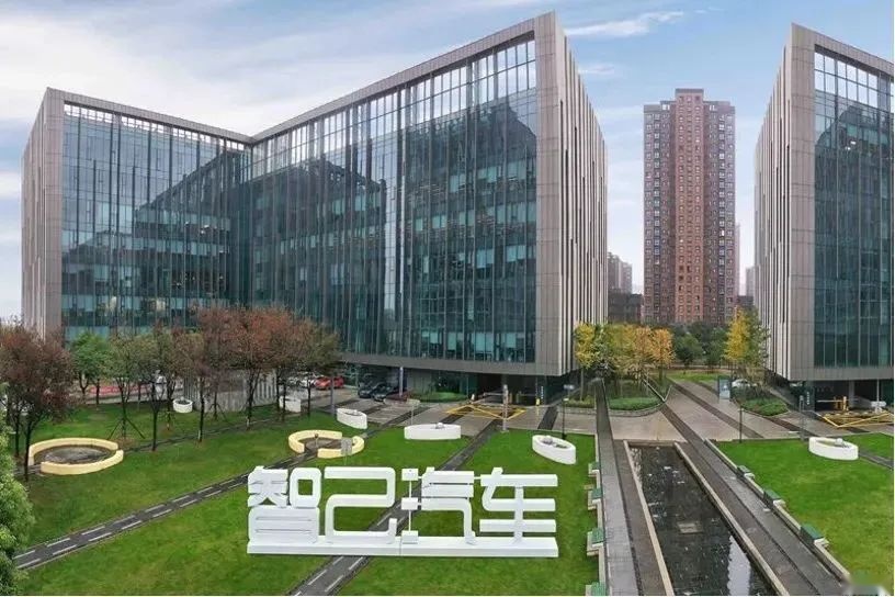 CEO刘涛“车内吃饺子”被批到删微博，智己为何梦断高端？