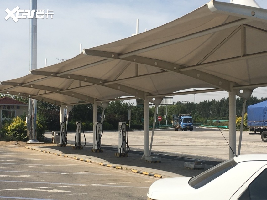 国庆高速服务区叫号充电？电动车的弊端不是续航短和充电慢