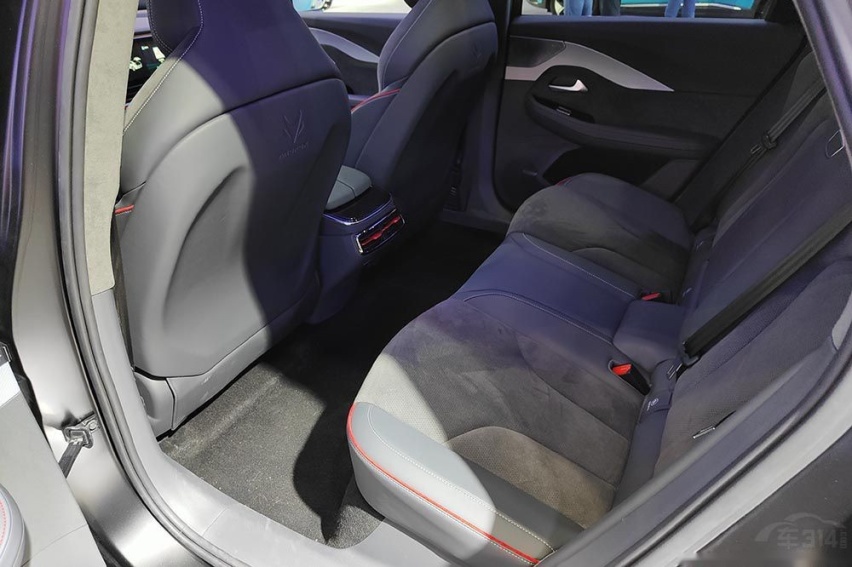极狐阿尔法S HI版对比Model 3高性能版有多少看头？