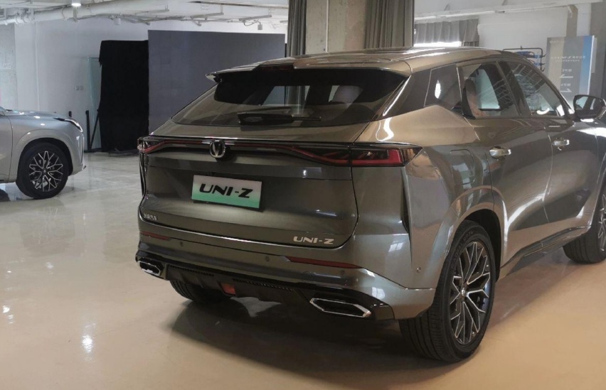 长安UNI-Z现身街头，长超4米7，搭1.5L混动+油耗5.15L