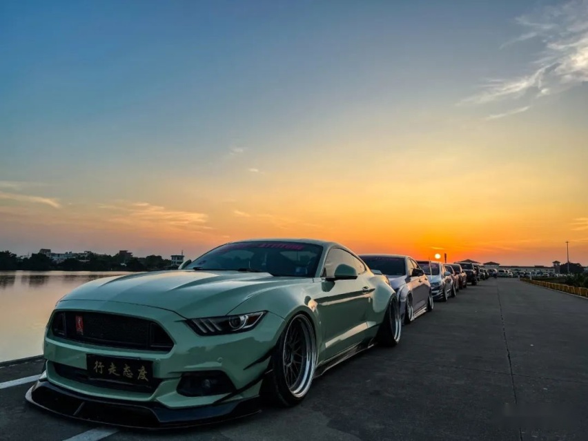 宽体姿态风的福特Mustang，倾角太大一天脱了4次胎？