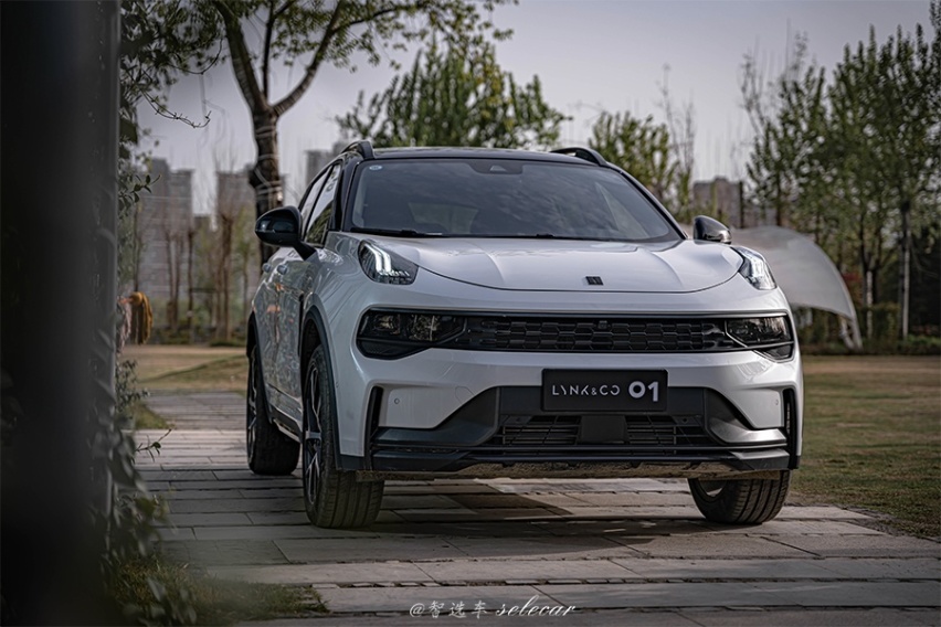 2.0T+8AT，全系标配12.7英寸大屏，试驾全新领克01