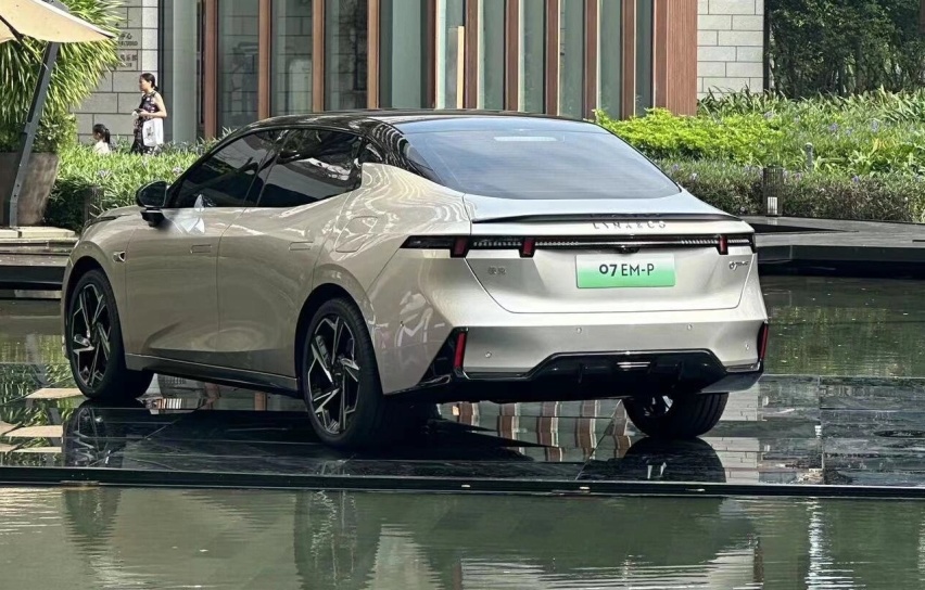 领克07 EM-P实车现身，长超4米8配无框车门，油耗4.8L