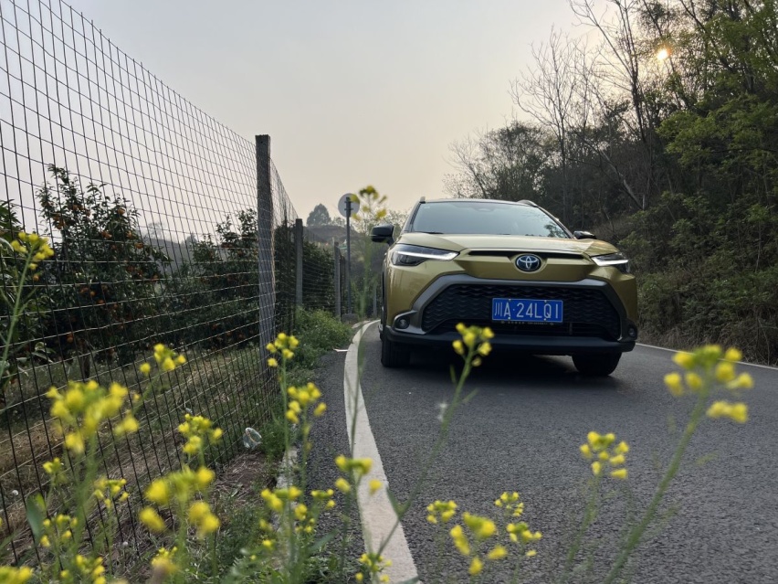 硫黄金与黑色的华丽邂逅 试驾广汽丰田智能电混双擎锋兰达尊贵版