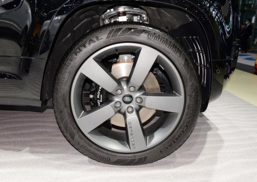 路虎也只能继续出大排量车，5.0T V8的卫士，要161.8万