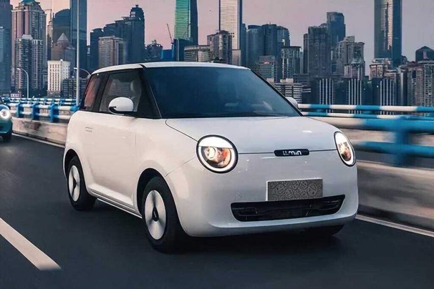 同为热门5万级代步车！宏光MINIEV第三代马卡龙和糯玉米，该选谁？