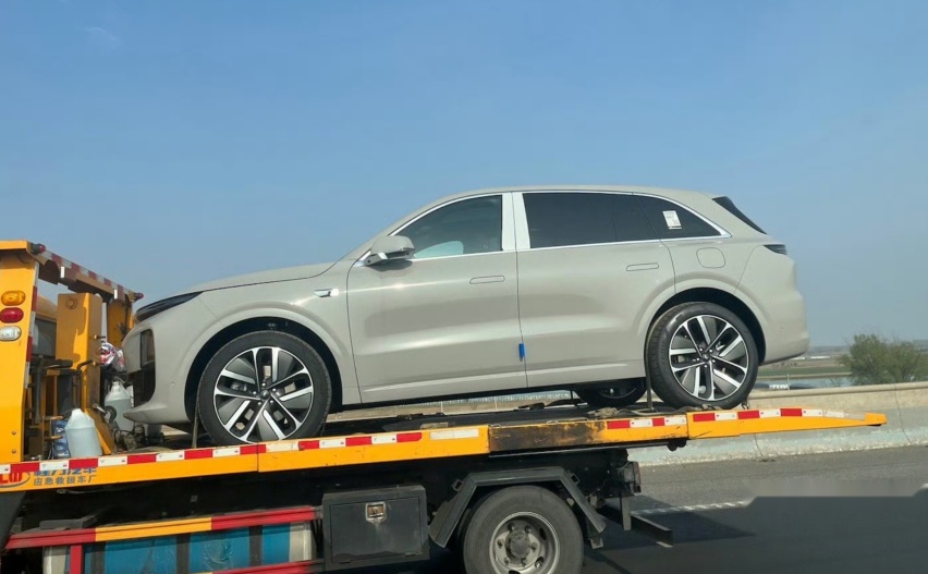 理想L6现身街头，长近5米+大象灰配色，搭前双叉臂+续航172km