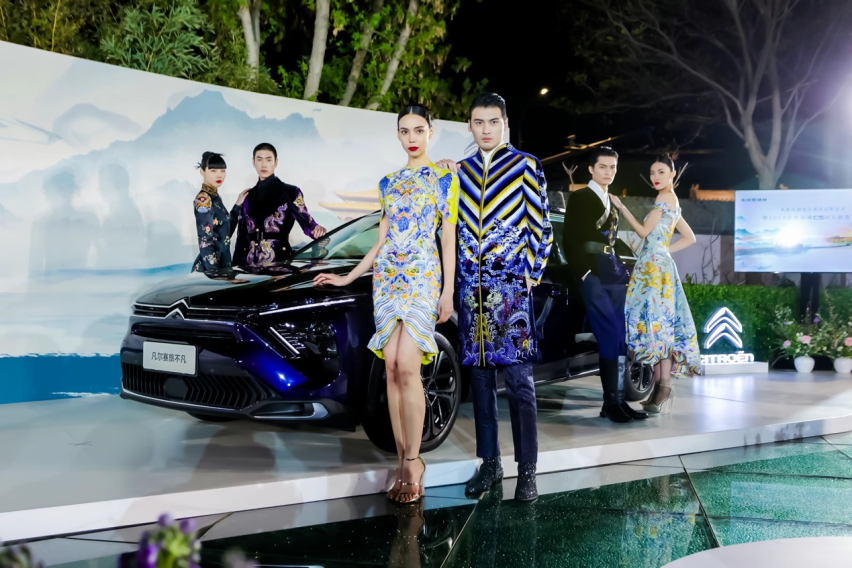 新车色极夜蓝2024款凡尔赛C5 X 优雅登场