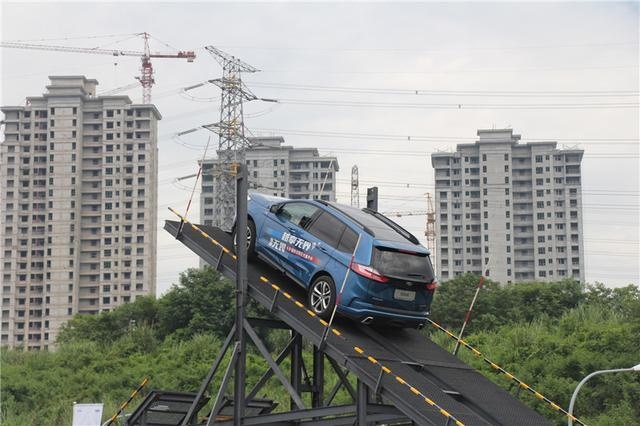 试驾锐际：除了耍帅，它还是一台会劈弯、漂移的四驱车